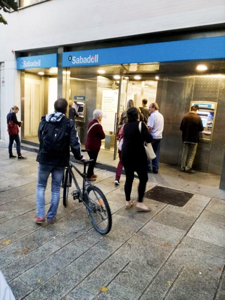 Fracasa la retirada masivo de dinero de separatistas, las colas eran «las habituales de los viernes»