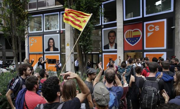 Miembros de Arran, organización juvenil vinculada a la CUP, se concentran hoy ante la sede de Ciudadanos. EFE