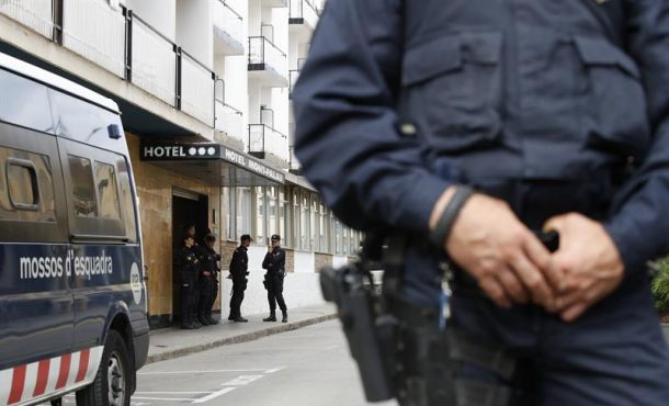 Miembros de los Mozos de Escuadra custodian los hoteles donde se hospedan los policías nacionales desplazados a Cataluña. Efe.