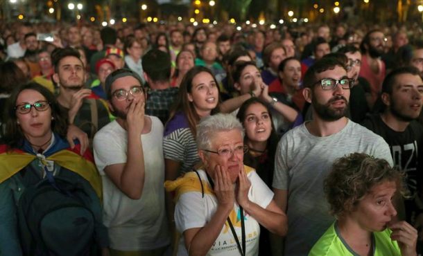 PASEO LLUIS COMPANYS (BARCELONA), 10.10.2017. Nada que celebrar hoy en el mundo secesionista. Fracaso total del separatismo con lágrimas y caras de poema. Efe