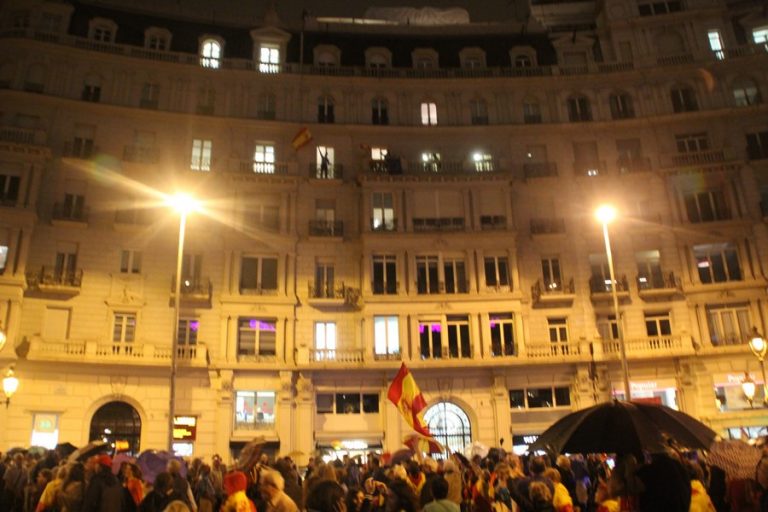 El orgullo español de 3 mil catalanes vence a la lluvia, «mójate por España» y contra separatismo