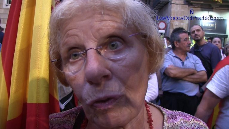 Anciana catalana: «No esperaba ver esto», Puigdemont «me está haciendo daño, me hace sufrir»