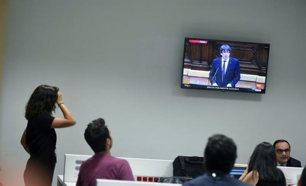 Periodistas siguen en una sala de prensa el discurso en el Parlament del presidente de Cataluña, Carles Puigdemont. Archivo Efe.