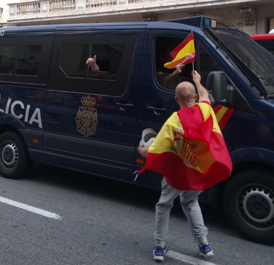 Plaza San Jaime de Barcelona (España), 30.09.2017. Centenares de catalanes con banderas de España rechazan el 1-O. lasvocesdelpueblo (3)