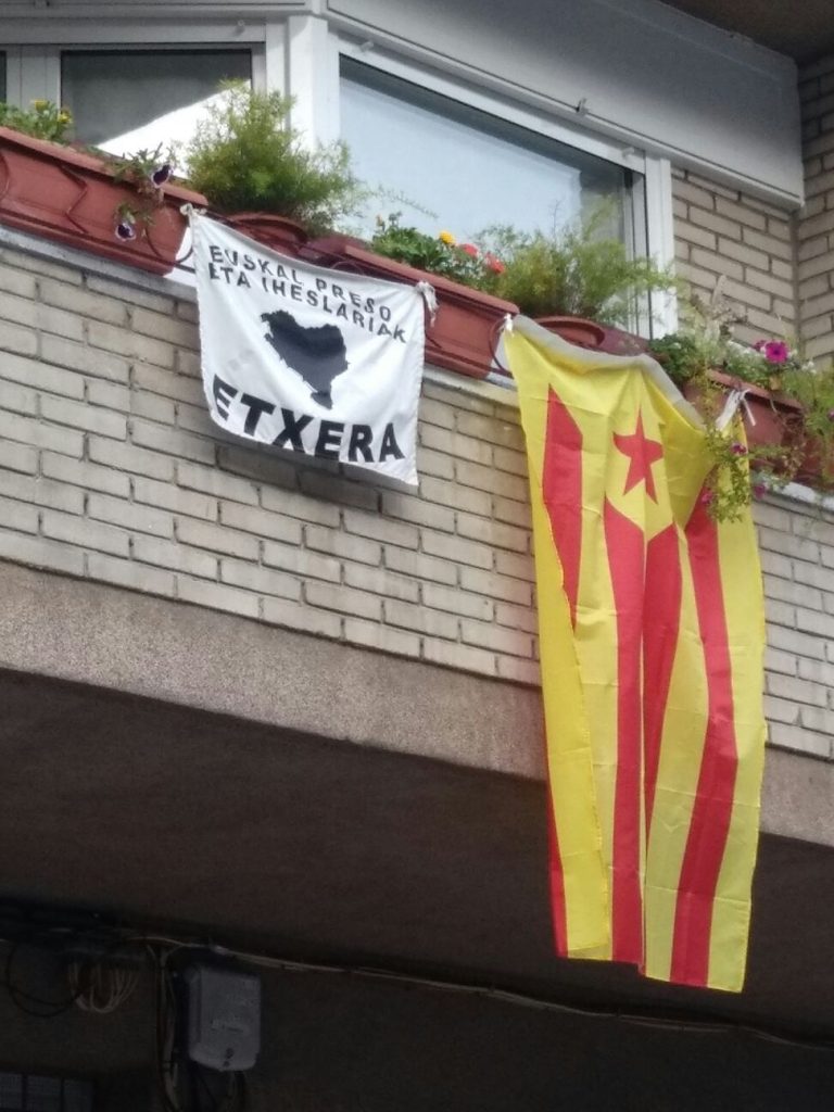 Guardias civiles limpian Gerona de banderas separatistas y Mozos denuncian a los agentes