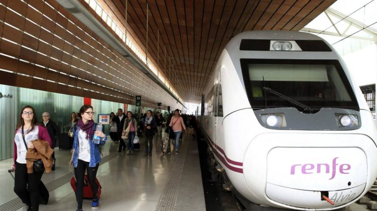 Renfe y Adif «avalan el intolerable atropello» separatista y colaboran con la «Generalidad»