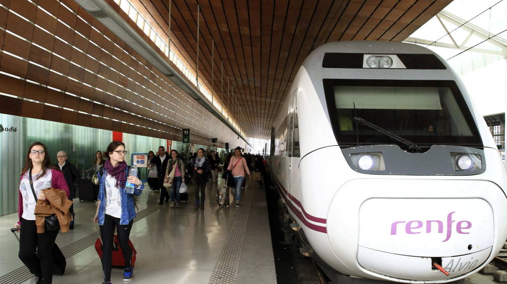 Viajeros procedentes de Barcelona a su llegada a la estación de Renfe. Archivo Efe