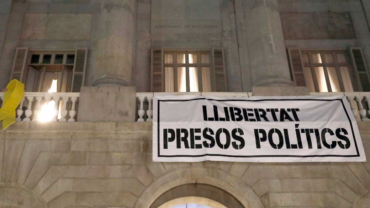 Ayuntamiento de Barcelona, donde cuelga una pancarta que reclama «Libertad Presos Políticos». Efe