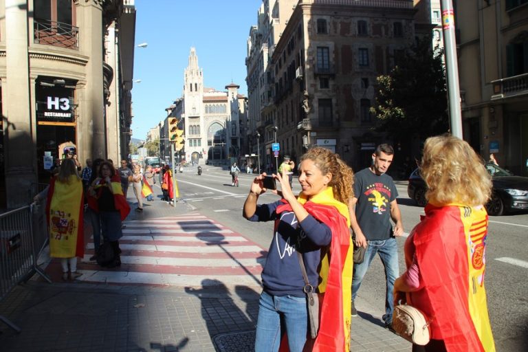 Llaman a ir defender el 18-N la emblemática Pl. Artós de Barcelona ante ofensiva de CUP
