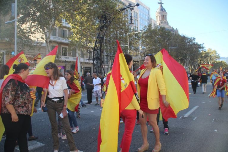 FOTOGRAFÍA. CATALUÑA (ESPAÑA), Marcha contra el golpe de estado del golpista el cesado gobierno sedicioso del prófugo Carles Puigdemont. En la imagen, dos catalanes vestidas de los colores de la bandera de España con enseñas de la patria españolas después de la multitudinaria manifestación de más de 1,3 millón de catalanes contra la DUI secesionista. Lasvocesdelpueblo (Ñ Pueblo).