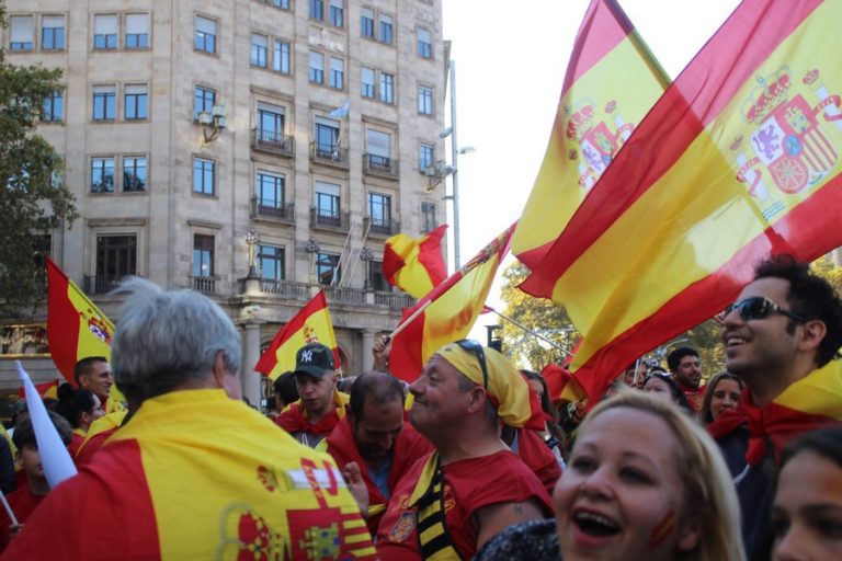 Más de 1,3 millón de pacíficos catalanes claman contra la ‘traición’ de separatistas y ‘complices’