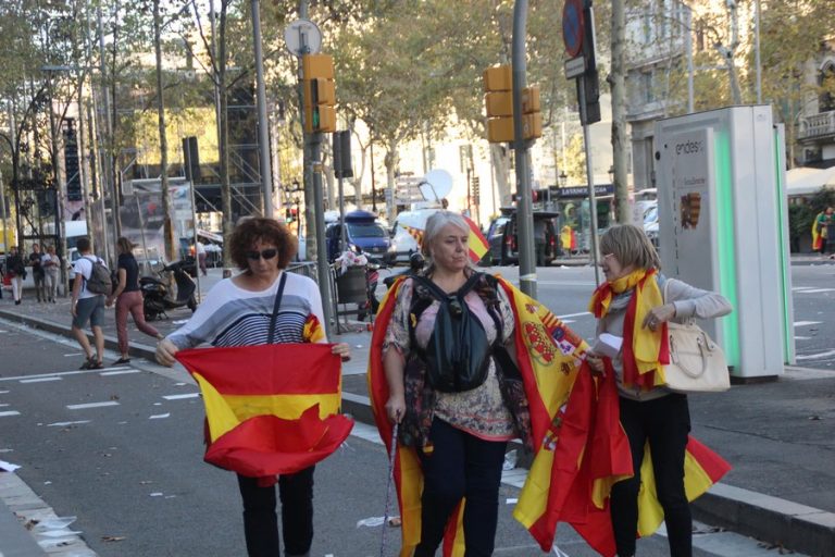 Mujer multibanderas en Cataluña: «Me las llevo por todos los lados»