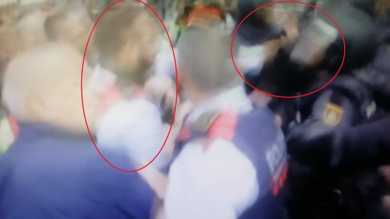 Un Mozo en servicio rompe el cordón policial de Mozos Escuadra y golpea a un Policía Nacional