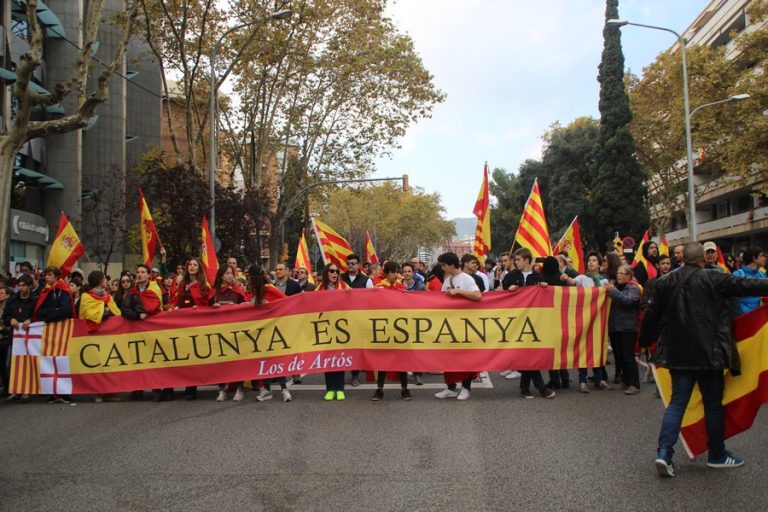 La resistencia con banderas de España obliga al separatismo a retroceder