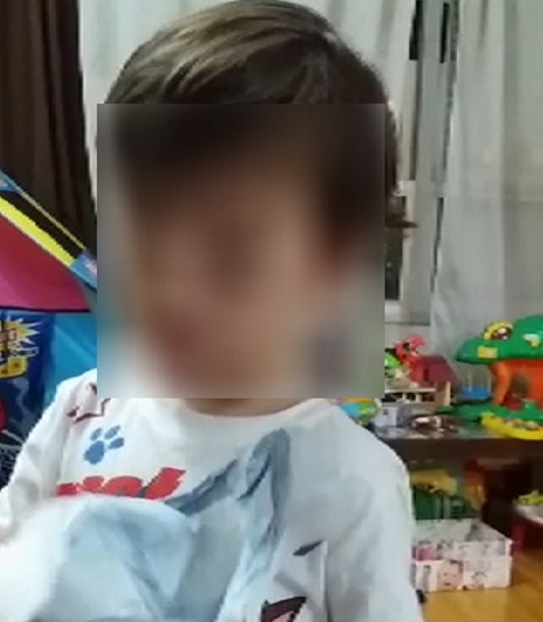 CATALUÑA (ESPAÑA), un niño catalán, visiblemente triste, suplica a su madre de llevarle a una peluquería porque 'me parezco a 'el Puigdemont'. Lasvocesdelpueblo (1)