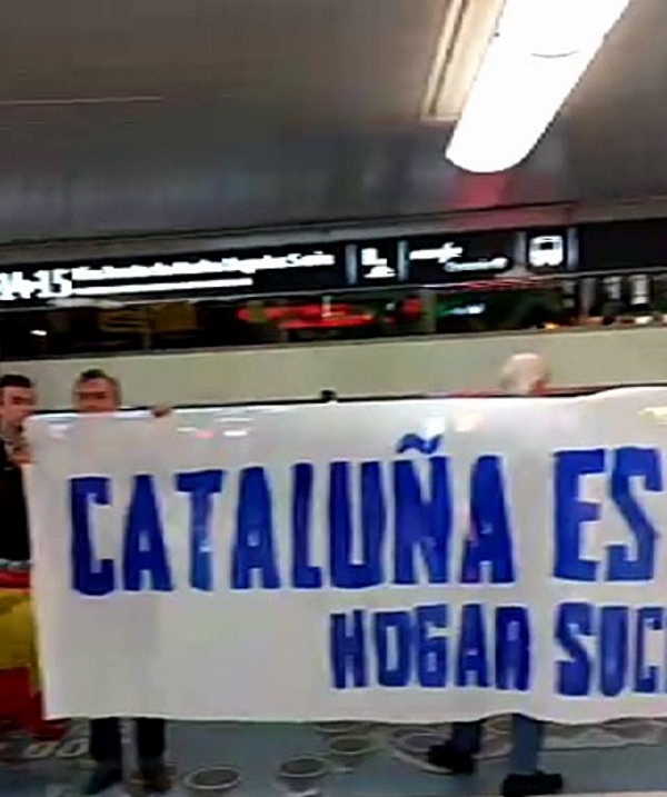 ESTACIÖN ATOCHA (MADRID) ESPAÑA, 1.11.2017. Captura imágenes de un grupo d ela juventud española de 'Hogar Social Madrid'. lasvocesdelpueblo