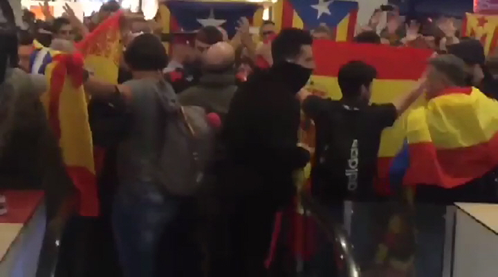 ESTACIÖN SANTS (BARCELONA), 1.11.2017. Patriotas catalanes de la disidencia acompañan con banderas de España y los vivas España . Lasvocesdelpueblo