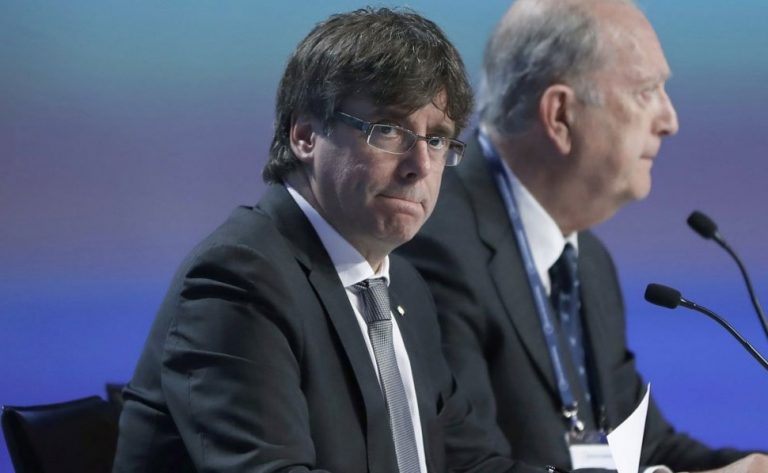 Investigarán a alcaldes separatistas que viajaron a Bruselas para apoyar al delincuente Puigdemont