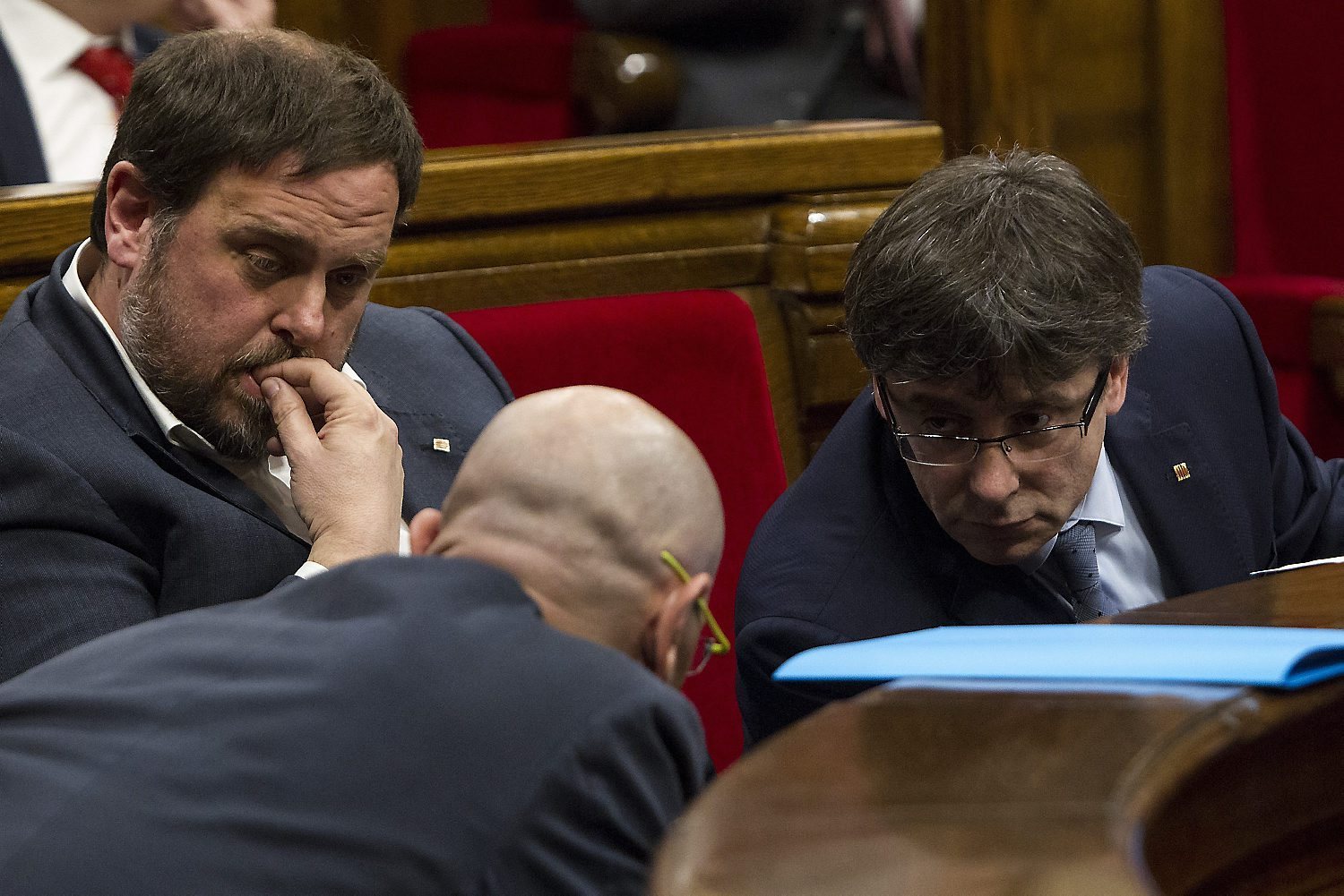 El expresident de la Generalidad, Carles Puigdemont, conspirando en el Parlamento de Cataluña contra Cataluña y resto de España junto al exvicepresidente catalán. Efe