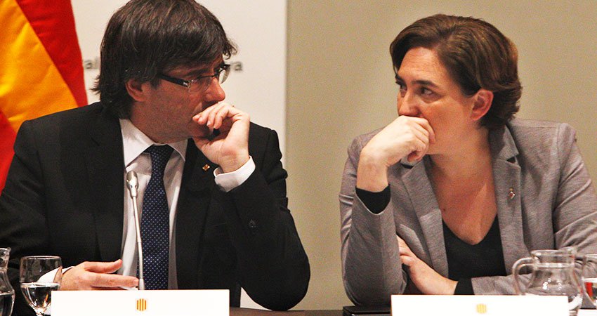 El fugitivo golpista expresidente catalán, Carles Puigdemont, junto a ex okupa 'cómplice' del separatismo en cataluña, la alcaldesa de Barcelona, Ada Colau, en una imagen archivo Efe.