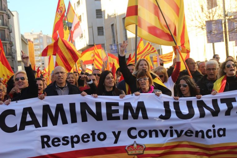 Más de 10 mil catalanes claman «Gerona española y viva España» bailando en las calles de Gerona
