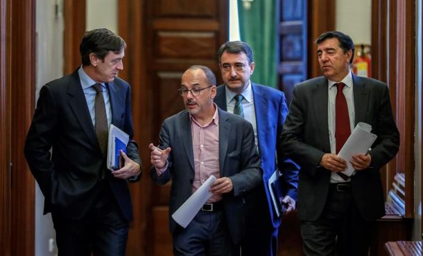MADRID (ESPAÑA), 28.11.2017. El portavoz parlamentario del PP, Rafael Hernando (i), junto al diputado de CiU, Carles Campuzano (i2), el secretario del grupo popular en el Congreso. Efe
