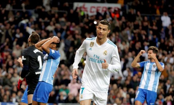 Madrid (España), 25 de noviembre de 2017. El delantero portugués del Real Madrid Cristiano Ronaldo celebra su gol marcado ante el Málaga, el tercero del conjunto blanco. Efe