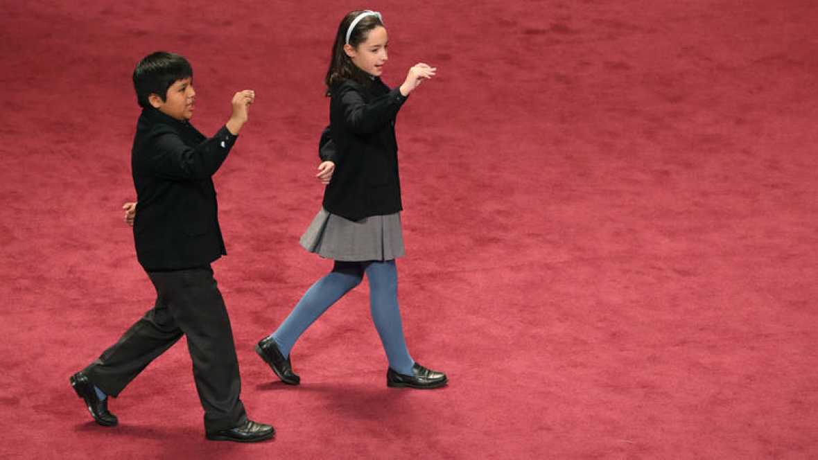 Madrid (España), año 2016. Los niños de San Ildefonso Nerea y Daniel muestran las bolas con el primer cuarto premio del Sorteo Extraordinario de Navidad de 2016. Efe