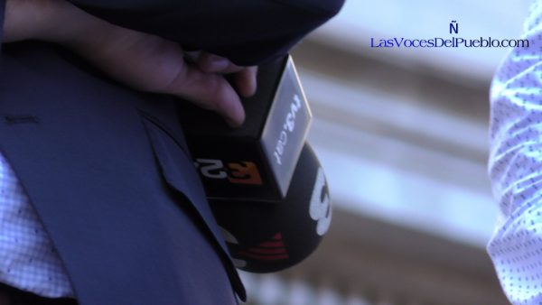 PASEO DE GRACIA DE BARCELONA CON GRAN VÍA DE BARCELONA (CATALUÑA) ESPAÑA), 29.10.2017. En la imagen, una periodista de TV3 intenta esconder. Lasvocesdelpueblo