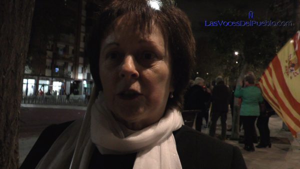 PLAZA DE CHE (LLEFIÁ) BADALONA, ESPAÑA, 25.11.2017. En la imagen, la abuela catalana Conchi durante la concentración de Plaza de Che del barrio Llefià de Badalona. Lasvocesdelpueblo (2)