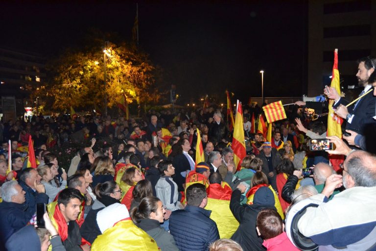 5 mil catalanes claman contra «manipulación» en San Cugat y retiran la pancarta «presos políticos»