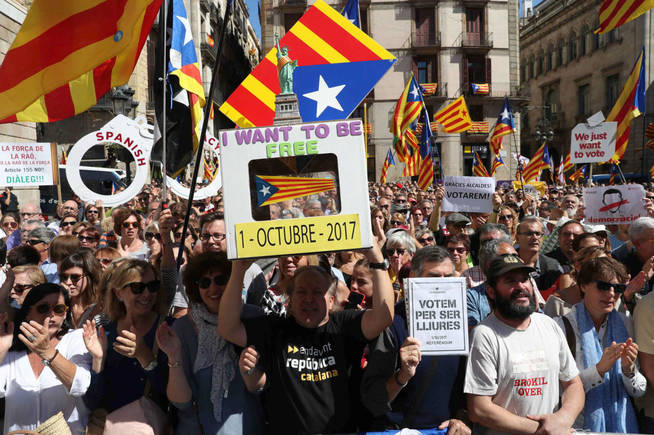 Simpatizantes separatistas se dan cita en la Plaza de San Jaime, movilizados por las organizaciones secesionistas del Gobierno de la Generalidad de Cataluña. Archivo Efe.