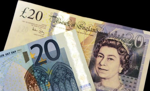 Un billete de 20 euros (d) y otro de 20 libras en Londres, Reino Unido. Archivo Efe.