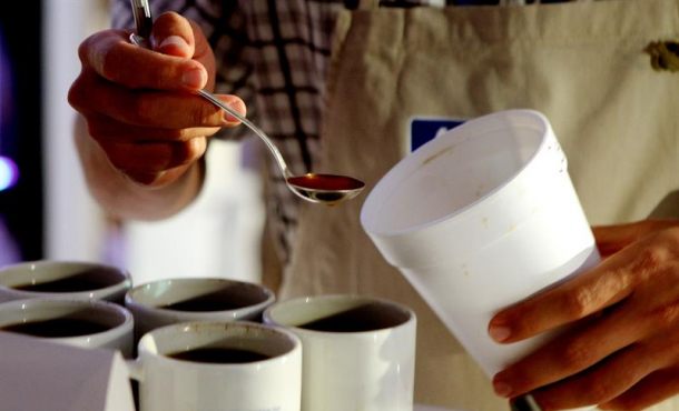 Un hombre participa de una cata de café. Archivo Efe