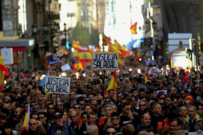 Un momento de la manifestación de policías y guardias civiles celebrada hoy en Madrid. efe
