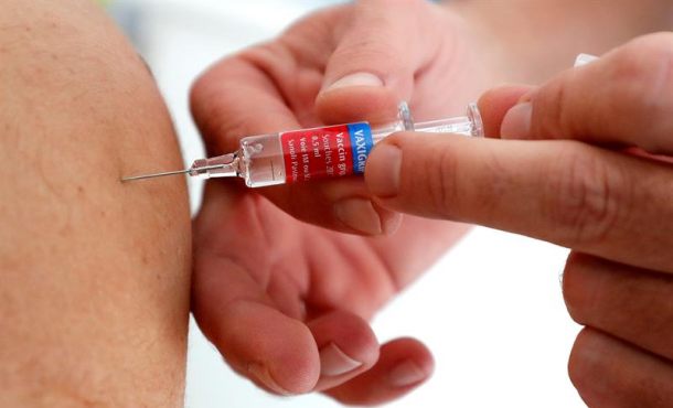 Una persona recibe una vacuna contra la gripe. Archivo Efe