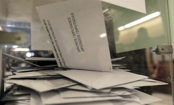 Urna de las votaciones para unas elecciones autonómicas en un colegio de Barcelona. Archivo Efe