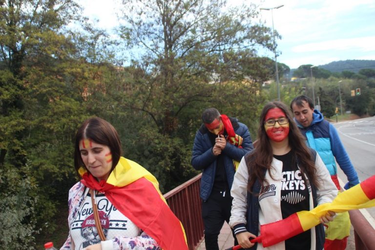 Vila-roja, el barrio más español en Cataluña, «en pie» por España en las calles de Gerona