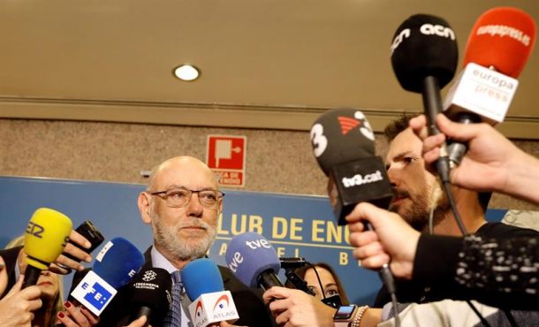 Valencia, 6 noviembre de 2017. El fiscal general del Estado, José Manuel Maza, atiende a la prensa a su llegada al Club de Encuentro Manuel Broseta, hoy en Valencia. Efe.