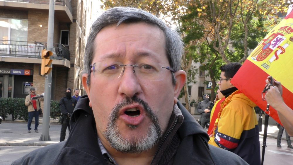VÍA AUGUSTA DE BARCELONA (ESPAÑA), 18.11.2017. El activista catalán y profesor universitario, Javier Barraycoa, durante el acto de defensa de la Plaza Artós de Barcelona. Lasvocesdelpueb
