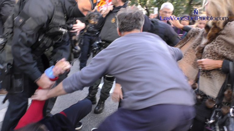 Cae una valiente mujer catalana entre empujones de los Mozos de Escuadra