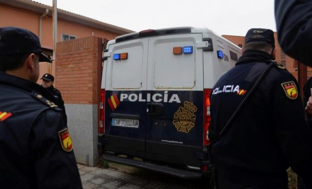 Aranda de Duero (Burgos), 13 diciembre de 2017. El furgón policial que ha trasladado a los tres jugadores de la Arandina Club de Fútbol. efe