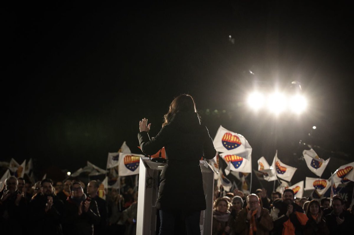 BARCELONA (ESPAÑA), 19.2017. La candidata de Ciudadanos Cs, Inés Arrimadas García, este martes durante el acto de cierre de campaña del 21-D en Nueve Barrios (Barcelona). Lasvocesdelpueblo.