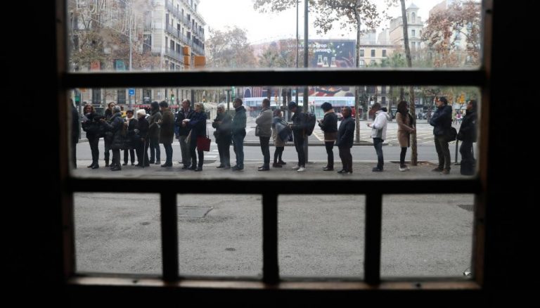 Cae la participación un 0,4% a las 13 H pese a las largas colas del 21-D en Cataluña
