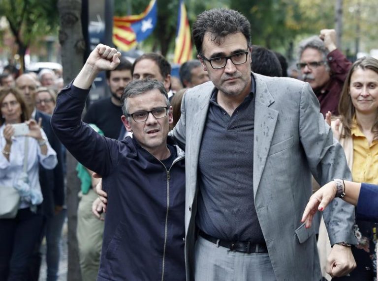 FOTOGRAFÍA. BARCELONA (CATALUÑA) REINO DE ESPAÑA, 22/09/2017. Los separatistas hispanófobos —el secretario general de la consejería de Economía del gobierno cesado de la Generalidad de Cataluña y miembro de la ultra izquierda separatista Esquerra Republicana de Cataluña (ERC), Josep Maria Jové Lladó (i), junto al secretario general de Hacienda de ese régimen golpista regional cesado en aplicación del Artículo 155 de la Constitución Española y miembro de ERC, Josep Lluís Salvadó Tenesa (Lluís Salvadó)— salen de los calabozos después de su detención por promover el golpe del 1-O de 2017 desde el Gobierno de la Generalidad de Cataluña, encausados por los delitos de prevaricación, desobediencia y malversación. Efe.