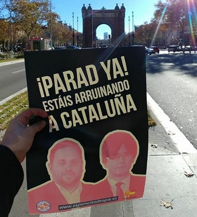 BARCELONA (ESPAÑA), un voluntario de 'Asociación Españoles de a Pie' muestra el cartel de su llamada, «Parad ya Estáis arruinando a Cataluña!». Lasvocesdelpueblo
