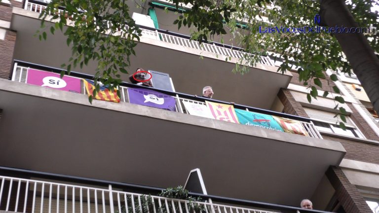 Miren lo que hace una mujer engañada separatista ante las banderas de España