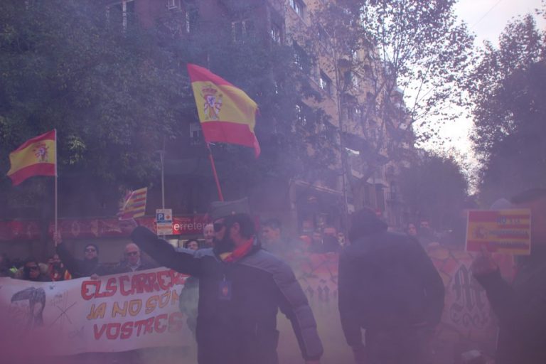 Centenares de catalanes con banderas de España le planta cara a CUP ante su sede