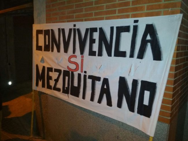 CALLE JAPÓN DE BARCELONA (NUEVE BARRIOS) TABARNIA (ESPAÑA), 28.12.2017. Un grupo de vecinos exigen soluciones ante la imposición de una mezquita. Lasvocesdelpueblo (3)