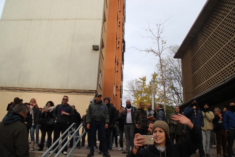 Jóvenes y ancianos plantan cara a un millar de invasores separatistas en Canyellas